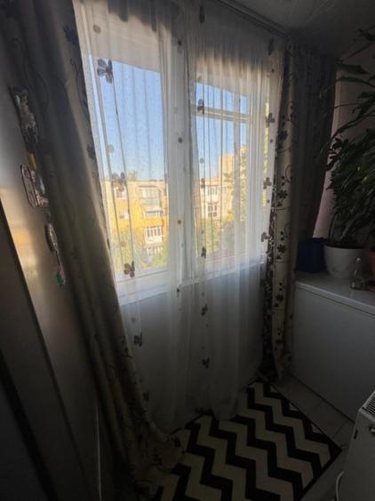 Apartament cu 4 camere semidecomandat în Craiovița Nouă