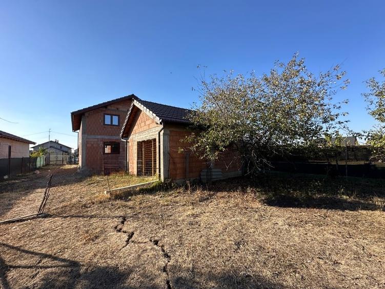 Casă individuală cu 4 camere cu Teren 1090 Mp în Fântânele