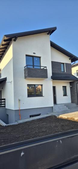 Casă cu 4 camere cu Teren 400 Mp în Central
