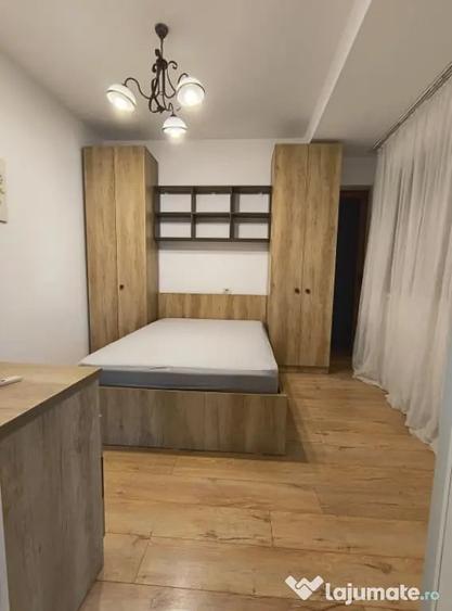 Apartament cu 3 camere semidecomandat în 1 Mai