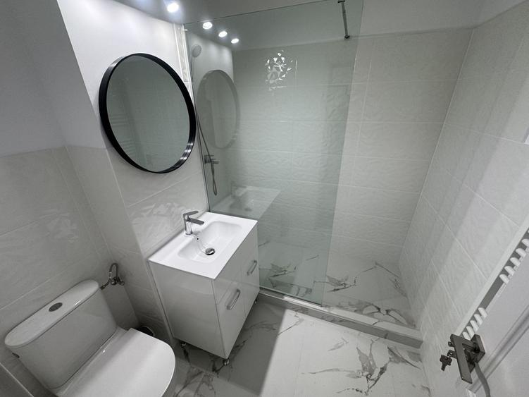 Apartament cu 2 camere decomandat în Trocadero