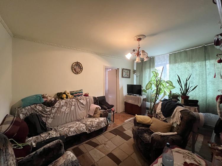 Apartament cu 3 camere nedecomandat, mobilat în Girocului