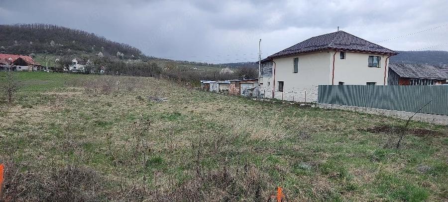 Teren de 2800 mp, în Aghireșu