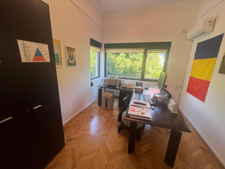 Apartament cu 4 camere decomandat în Capitale