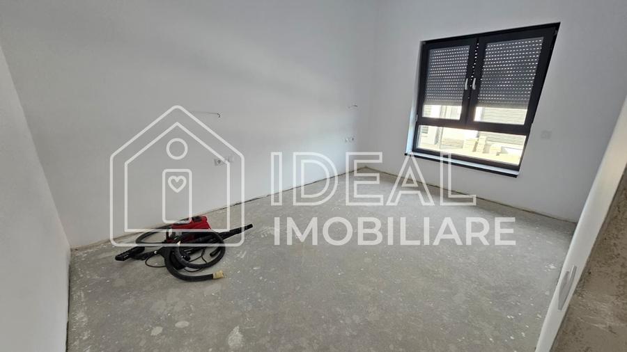 Casă individuală cu 4 camere cu Canalizare în Cristian