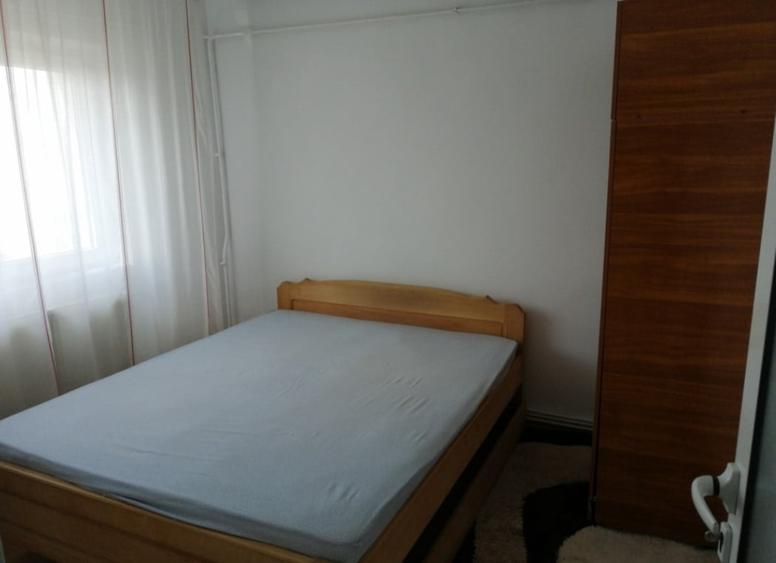 Apartament cu 3 camere decomandat, mobilat în Dacia