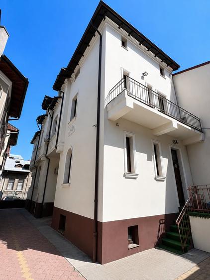 Apartament cu 8 camere, mobilat în Parcul Carol