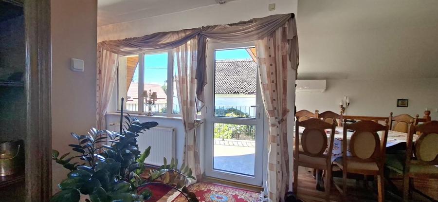 Casă individuală cu 8 camere cu Canalizare în Codlea