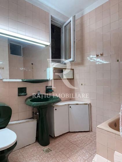 Apartament cu 3 camere semidecomandat, mobilat în Central