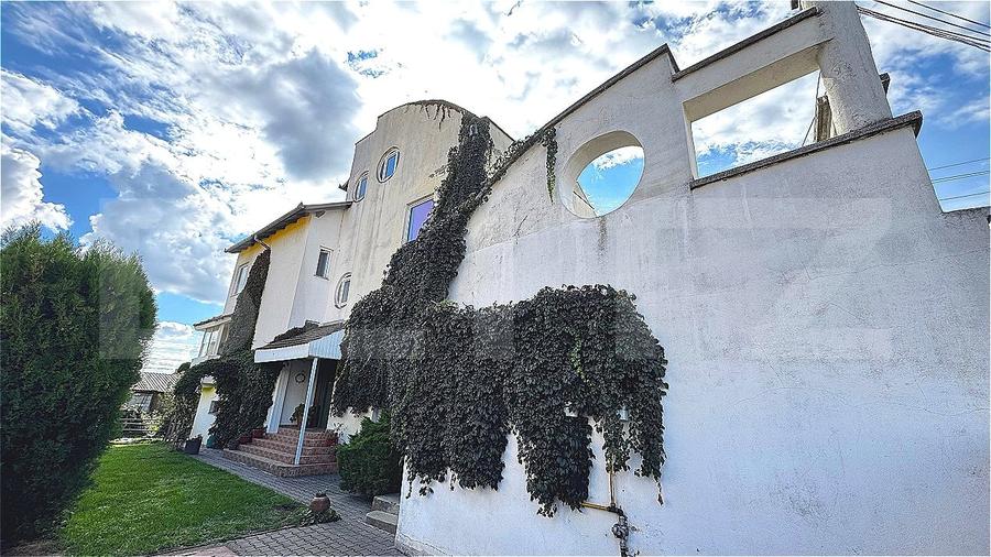 Casă individuală cu 8 camere cu Canalizare în Central