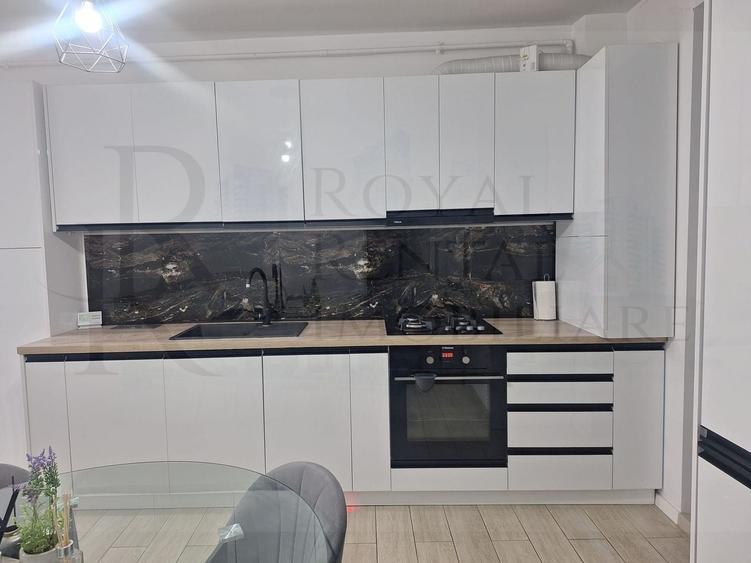 Apartament cu 3 camere semidecomandat, mobilat în Zorilor