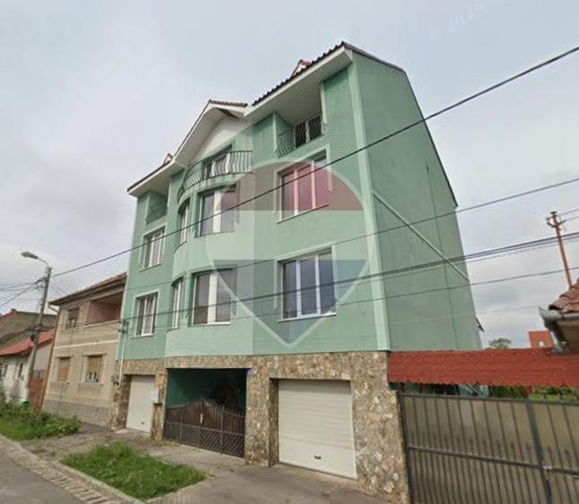 Casă individuală cu 15 camere cu Teren 999 Mp în Central