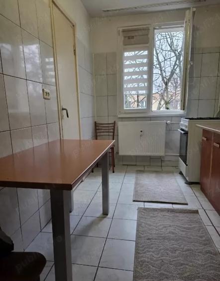 Apartament cu 3 camere semidecomandat, mobilat în Drumul Taberei