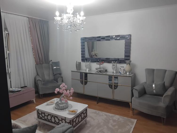 Apartament cu 3 camere decomandat, mobilat în Dacia