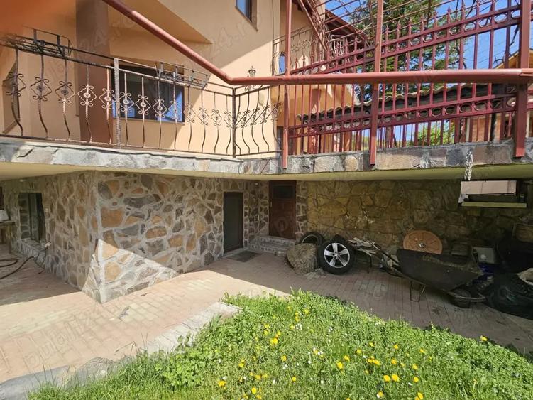 Casă cu 5 camere cu Teren 1060 Mp în Central