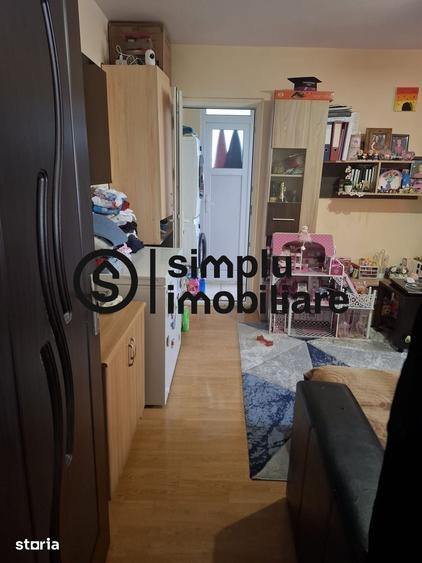 Apartament cu 3 camere în Craiovița Nouă