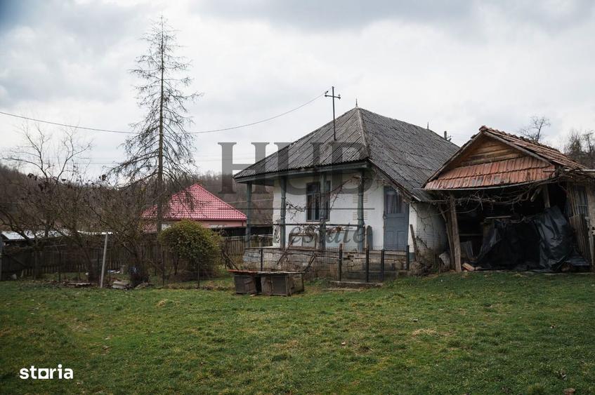 Casă cu 10 camere cu Teren 2500 Mp în Strugari