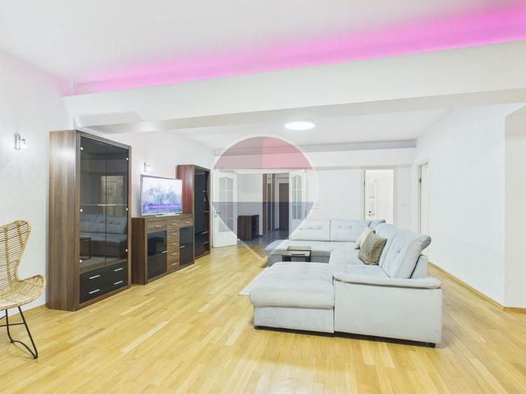 Apartament cu 3 camere semidecomandat în Tei