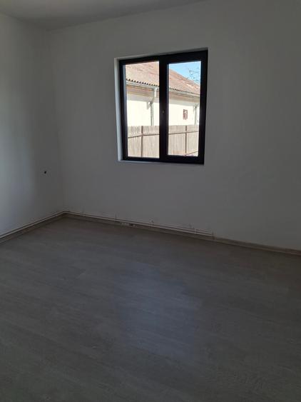 Casă cu 4 camere cu Canalizare în Sud