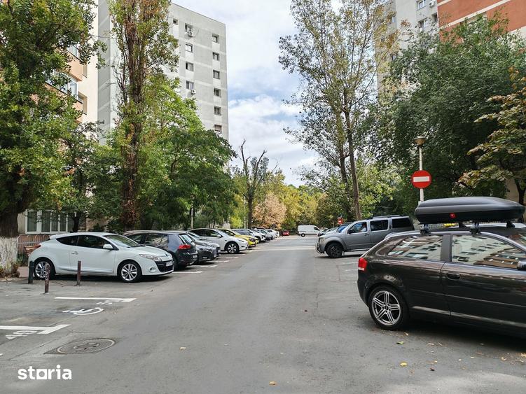 Garsonieră decomandată în Titan