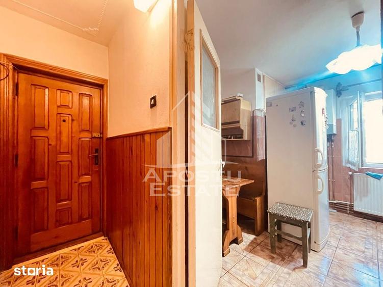 Apartament cu 2 camere semidecomandat, mobilat în Pârneava