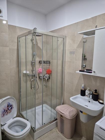 Apartament cu 3 camere decomandat în Roșu