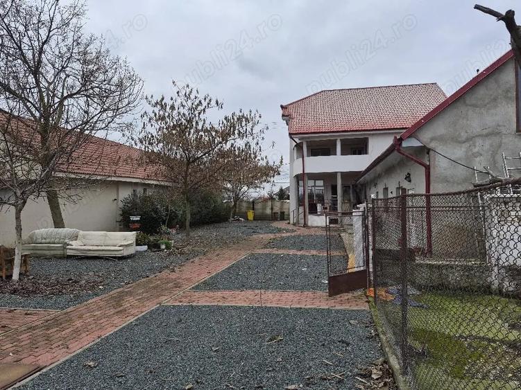 Casă cu 5 camere cu Teren 2850 Mp în Aradul Nou