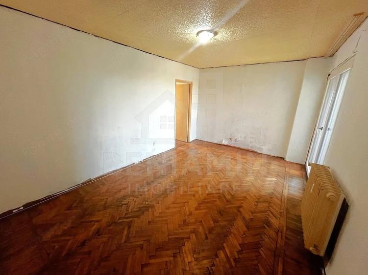 Apartament cu 4 camere semidecomandat în Calea București