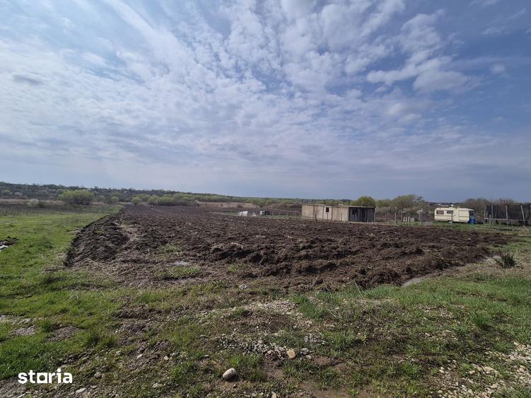 Teren de 3300 mp, în Periș