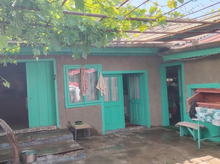 Casă individuală cu 4 camere cu Teren 2400 Mp în Cârja