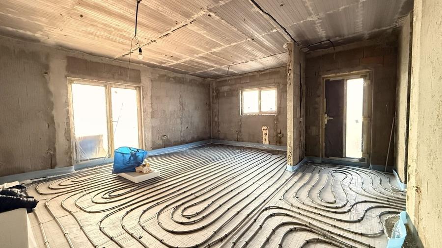 Duplex cu 3 camere cu Canalizare în Albina
