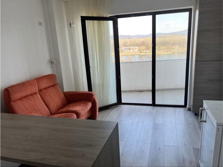 Apartament cu 4 camere decomandat în Exterior Vest