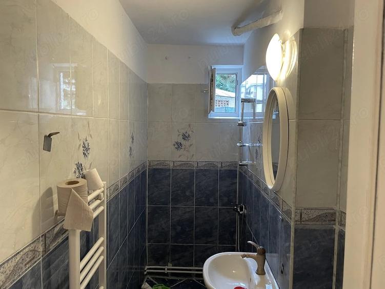 Apartament cu 3 camere semidecomandat în Rovinari