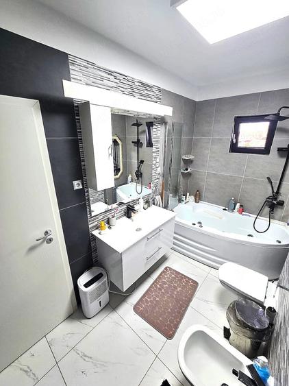 Casă cu 5 camere cu Teren 544 Mp în Careiului
