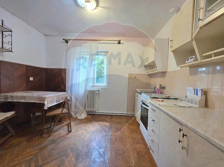 Apartament cu 3 camere decomandat, mobilat în Vitrometan