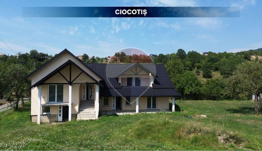 Casă individuală cu 5 camere cu Teren 1850 Mp în Ciocotiș