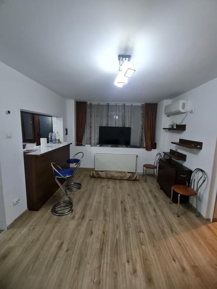 Apartament cu 3 camere semidecomandat în Țiglina 1