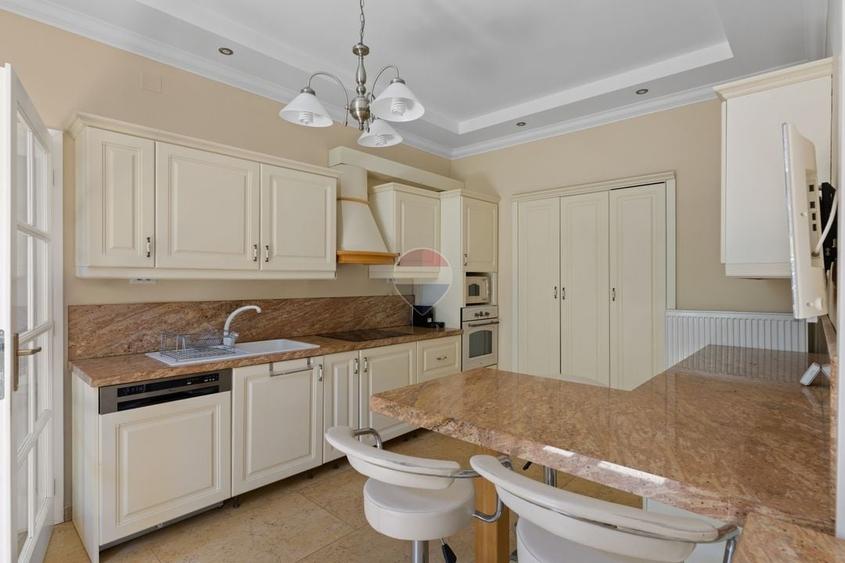 Apartament cu 3 camere, mobilat în Central