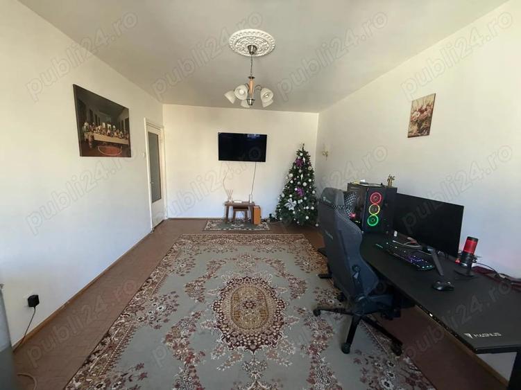 Apartament cu 3 camere decomandat în Piața Centrală