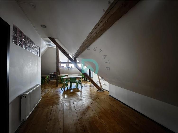 Casă individuală cu 8 camere cu Teren 377 Mp în Centrul Civic