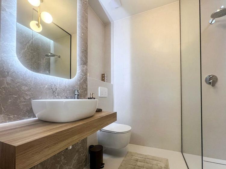 Apartament cu 3 camere semidecomandat, mobilat în Iancu Nicolae