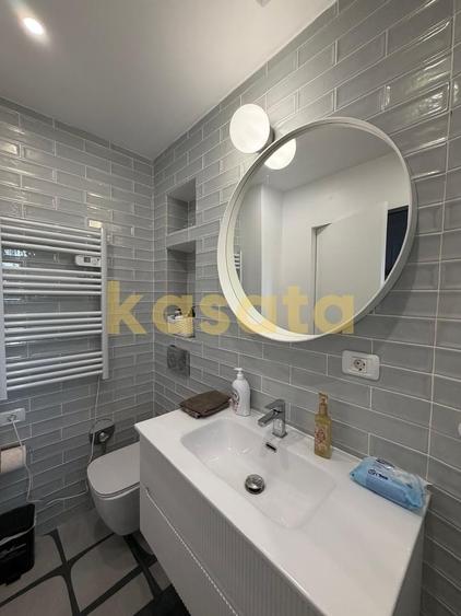 Apartament cu 4 camere decomandat, mobilat în Calea Victoriei