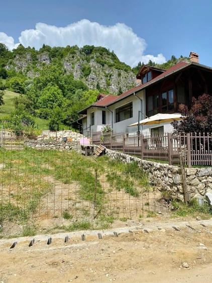 Casă cu 4 camere în Dâmbovicioara