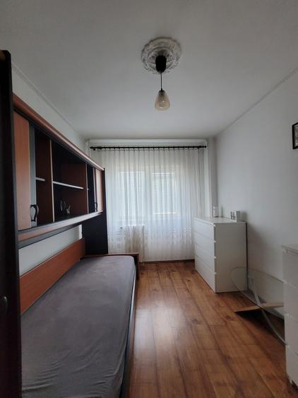 Apartament cu 3 camere semidecomandat în Șerban Vodă
