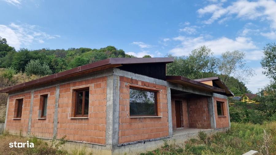 Casă cu 4 camere în Vlădești