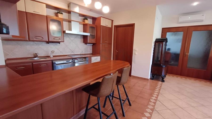 Apartament cu 4 camere decomandat, mobilat în Batistei
