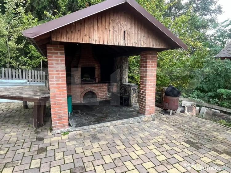 Casă cu 12 camere cu Teren 530 Mp în Colibița
