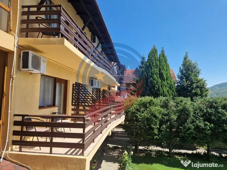 Casă cu 20 camere cu Teren 1632 Mp în Eșelnița