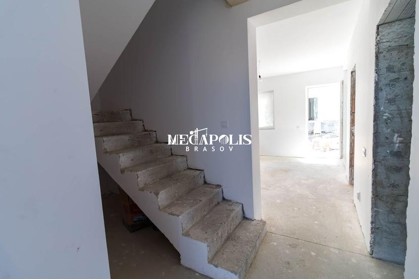 Duplex cu 4 camere cu Canalizare în Sânpetru