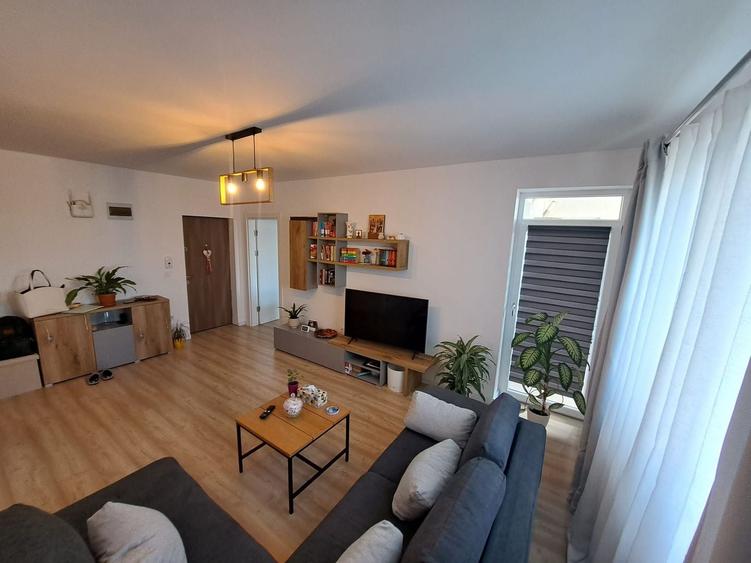Apartament cu 3 camere semidecomandat, mobilat în Industrial Est